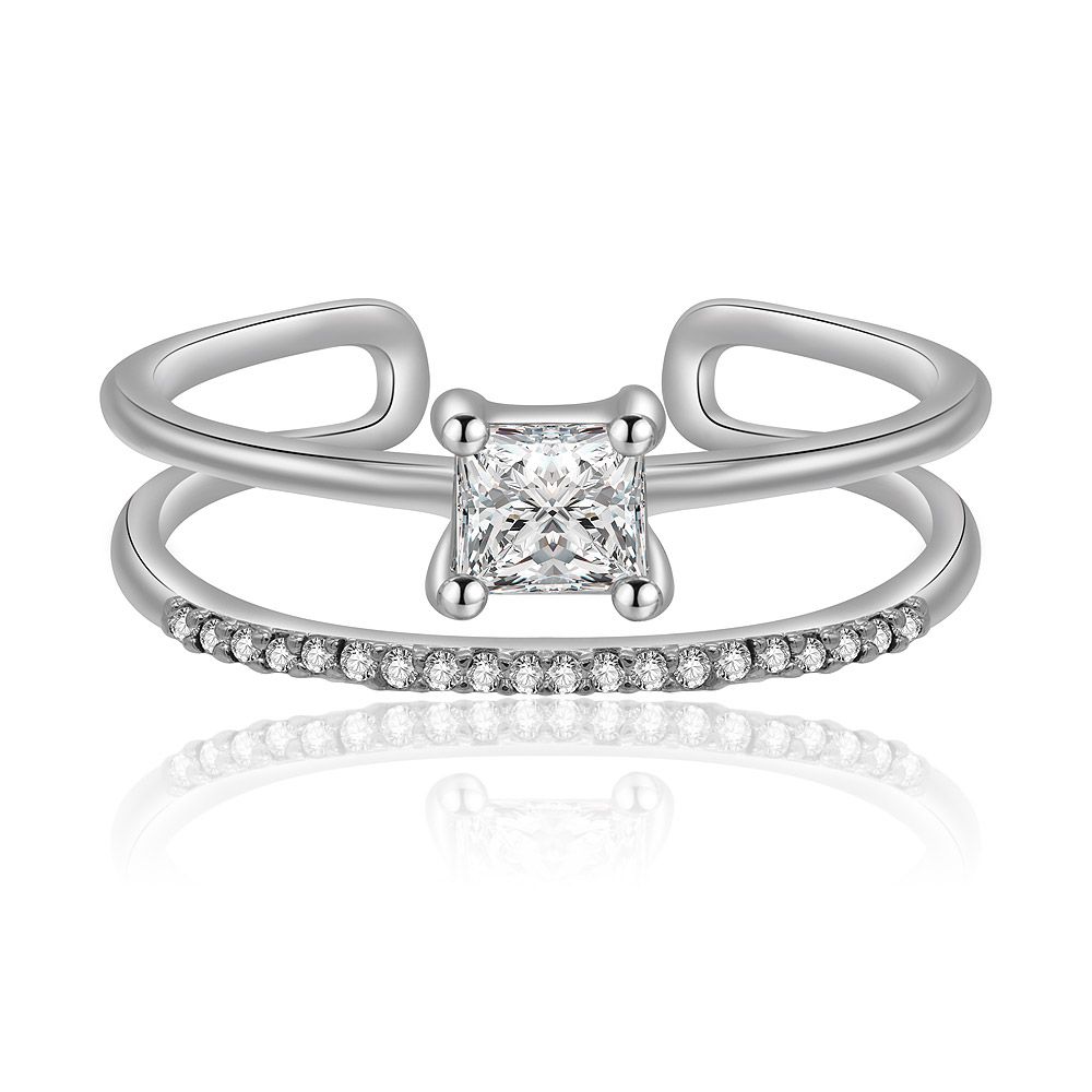 Ein Princess-Cut-Ring-Wrap-Enhancer-Ring, der ein einzigartiges Design mit geteiltem Band und einem zentralen quadratischen Zirkonia zeigt, plattiert mit Rhodium für einen brillanten Glanz.