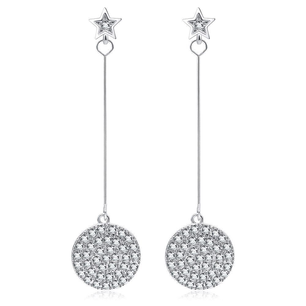 Un par de pendientes de disco redondo con barra con baño de rodio, que presentan una parte superior en forma de estrella y un disco circular inferior pavimentado con circonitas cúbicas blancas brillantes.