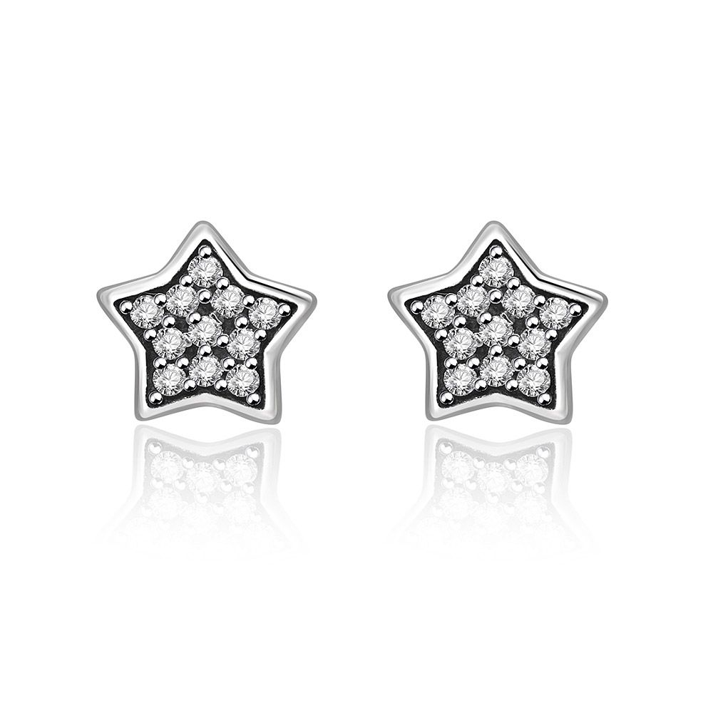 Um par de brincos de estrela em prata esterlina 925 com acabamento em prata oxidada, exibindo a intrincada forma de estrela com pedras de zircônia cúbica branca brilhantes.
