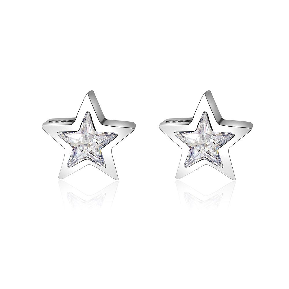 Um par de brincos de zircônia em forma de estrela prateada, estilo SEP01-S-Z-00250, feitos de prata 925 com uma pedra preciosa clara central.