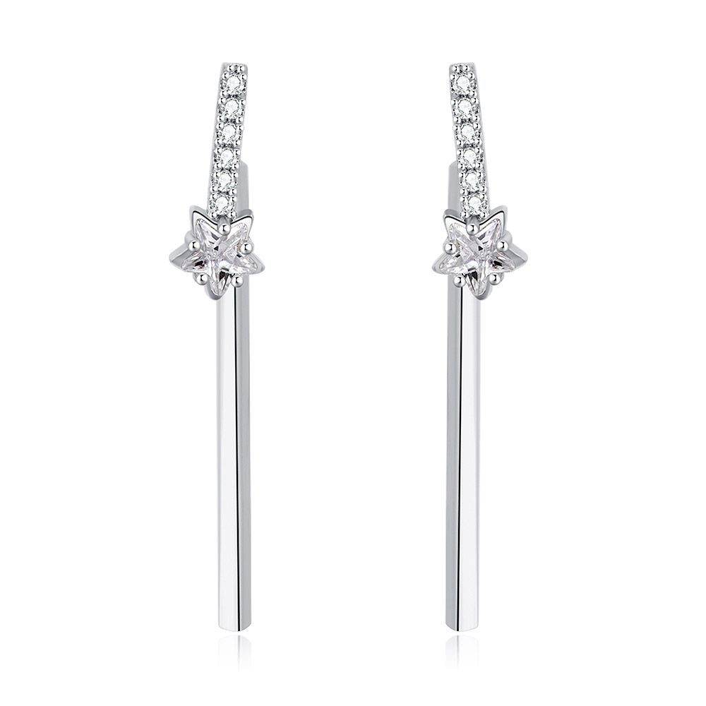 Un par de modernos pendientes colgantes Star Bar, fabricados en latón chapado en rodio, con un motivo de estrella de zirconia cúbica blanca brillante y una delicada caída en barra.