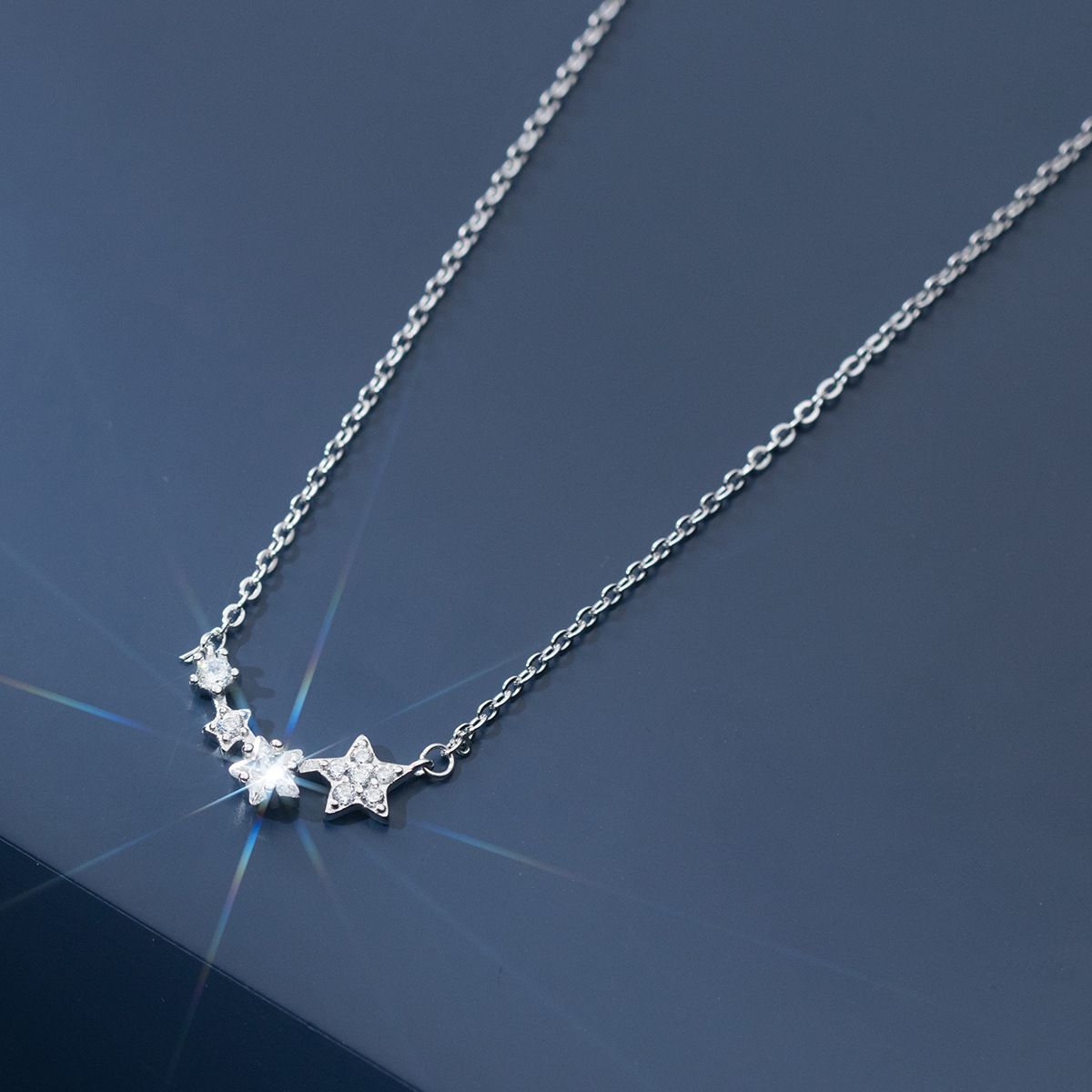 Un primer plano detallado del collar de colgante de estrella de plata esterlina 925, mostrando las piedras de circonio cúbico brillantes en el diseño en forma de estrella. Regalo hipoalergénico perfecto para hermanas.