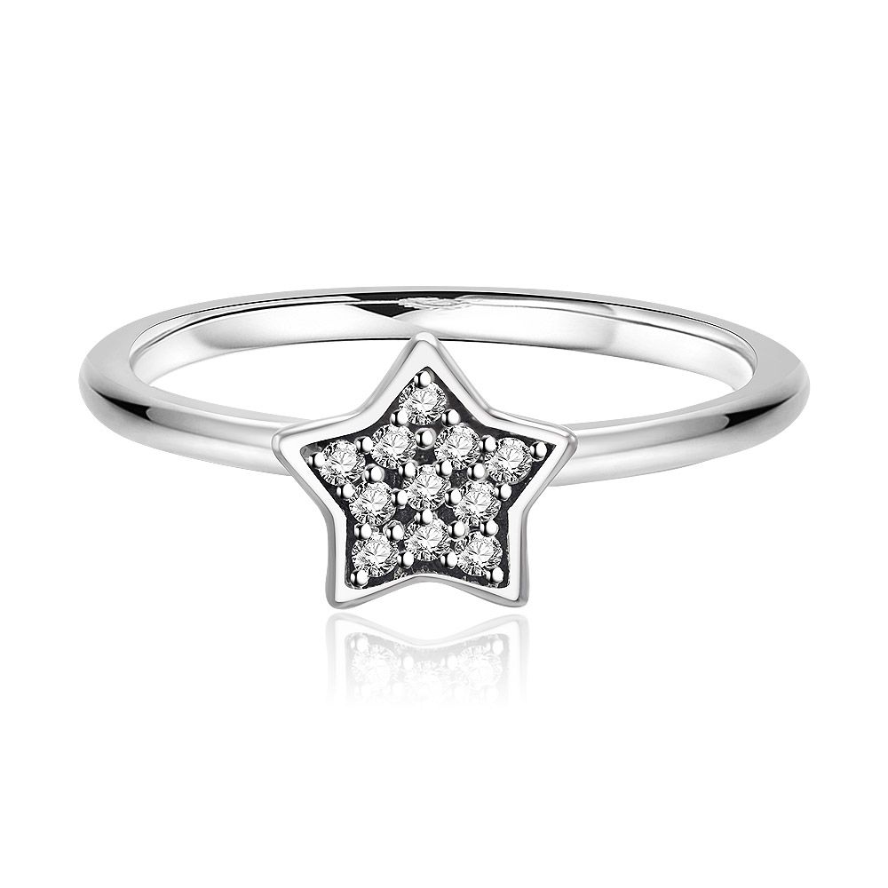 Um close do anel de estrela CZ em prata esterlina 925, exibindo o intrincado design de explosão de estrela pavimentado com pedras de zircônia cúbica cintilantes em uma banda de prata polida.