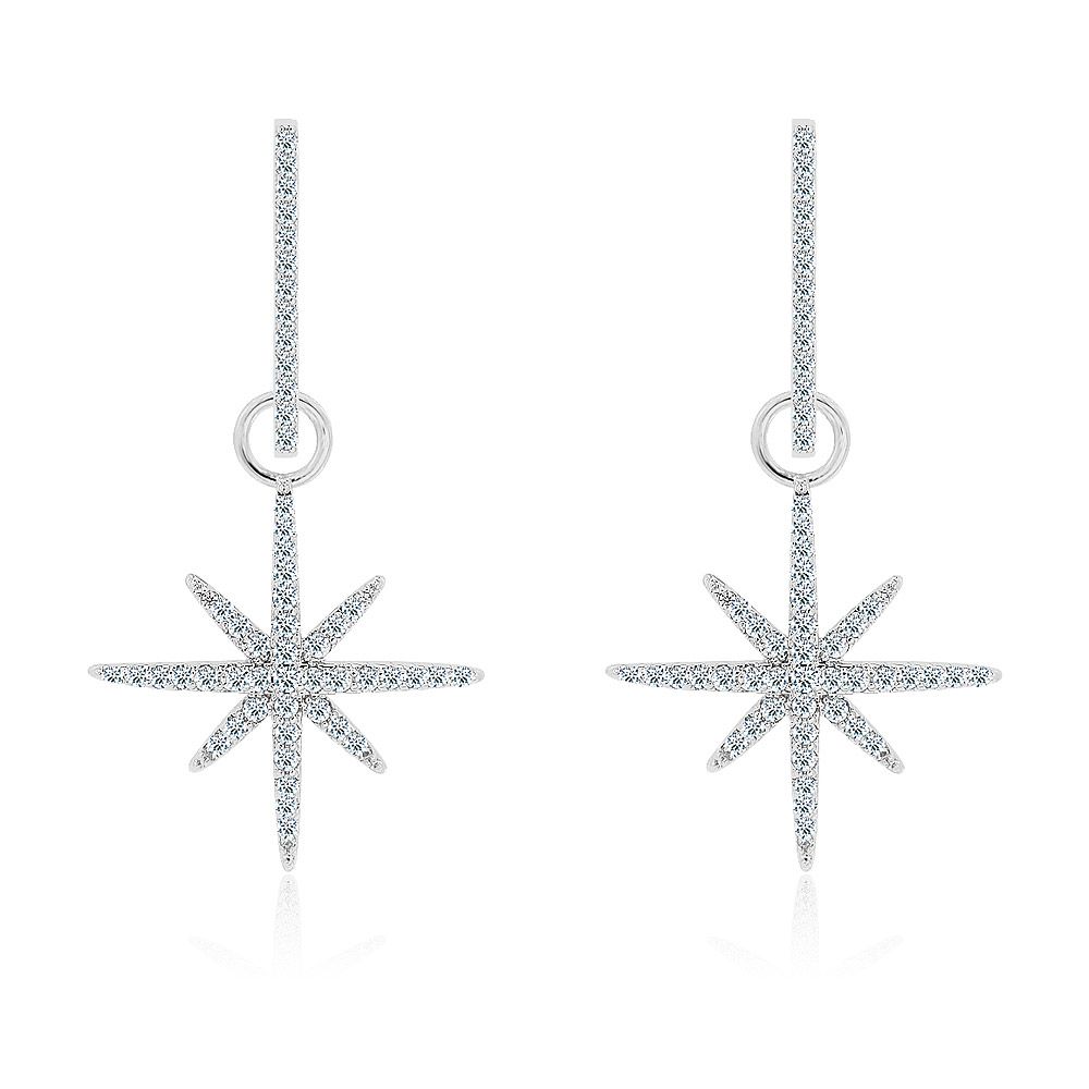 Une paire de boucles d'oreilles pendantes en argent pavé de diamants en forme d'étoile, mettant en valeur le design complexe en étoile avec une incrustation de zircon cubique scintillant sur un fond blanc.