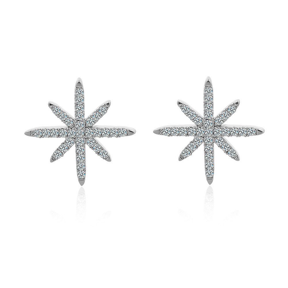Une paire de boucles d'oreilles en argent en forme d'étoile, en rhodium, présentant un design en étoile à huit branches serti de pierres en zircon cubique étincelantes, présentée sur un fond blanc.