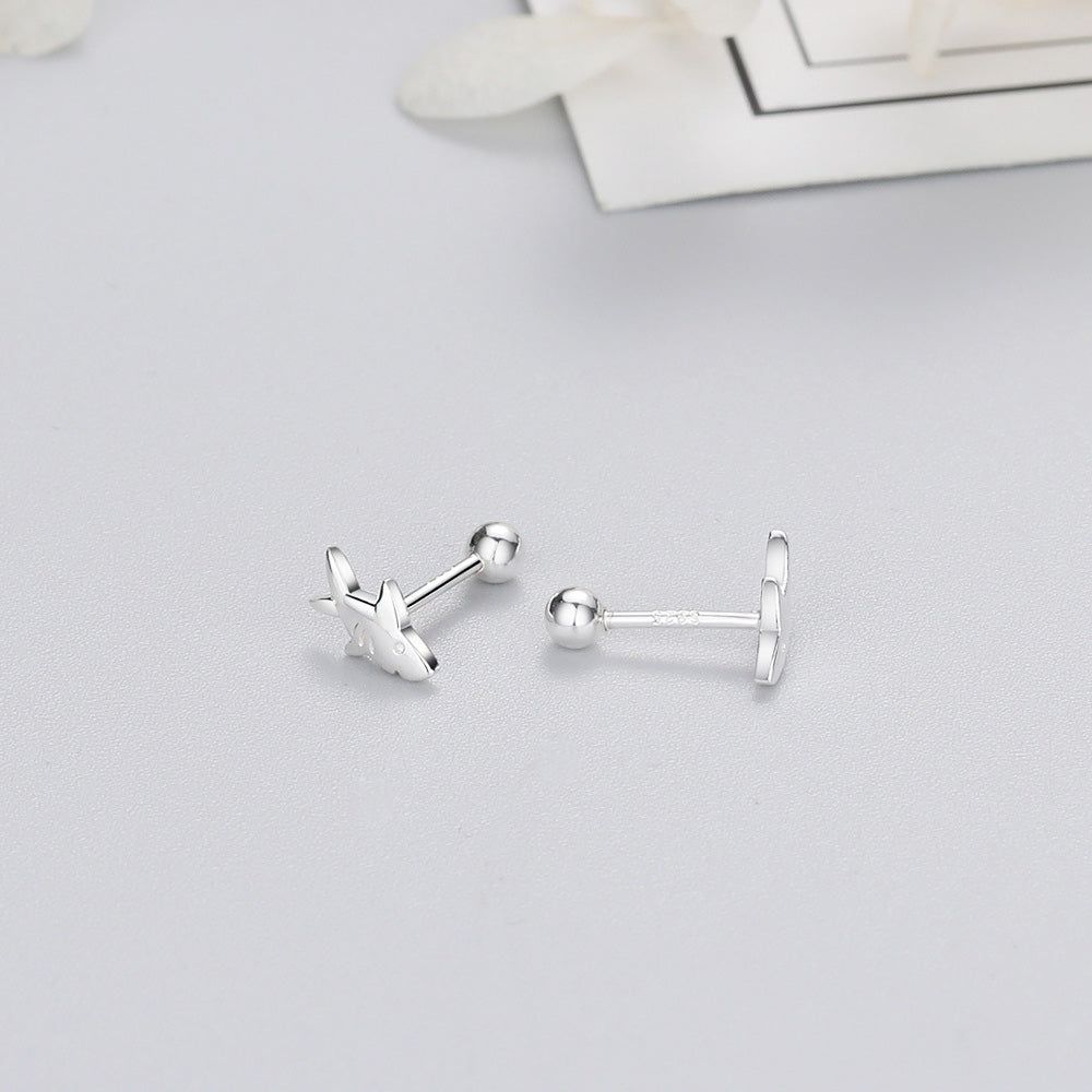 Una foto dettagliata di un orecchino a perno in argento sterling 925 della collezione a tema oceanico, con un design a forma di stella marina e una chiusura a pallina avvitata sicura.