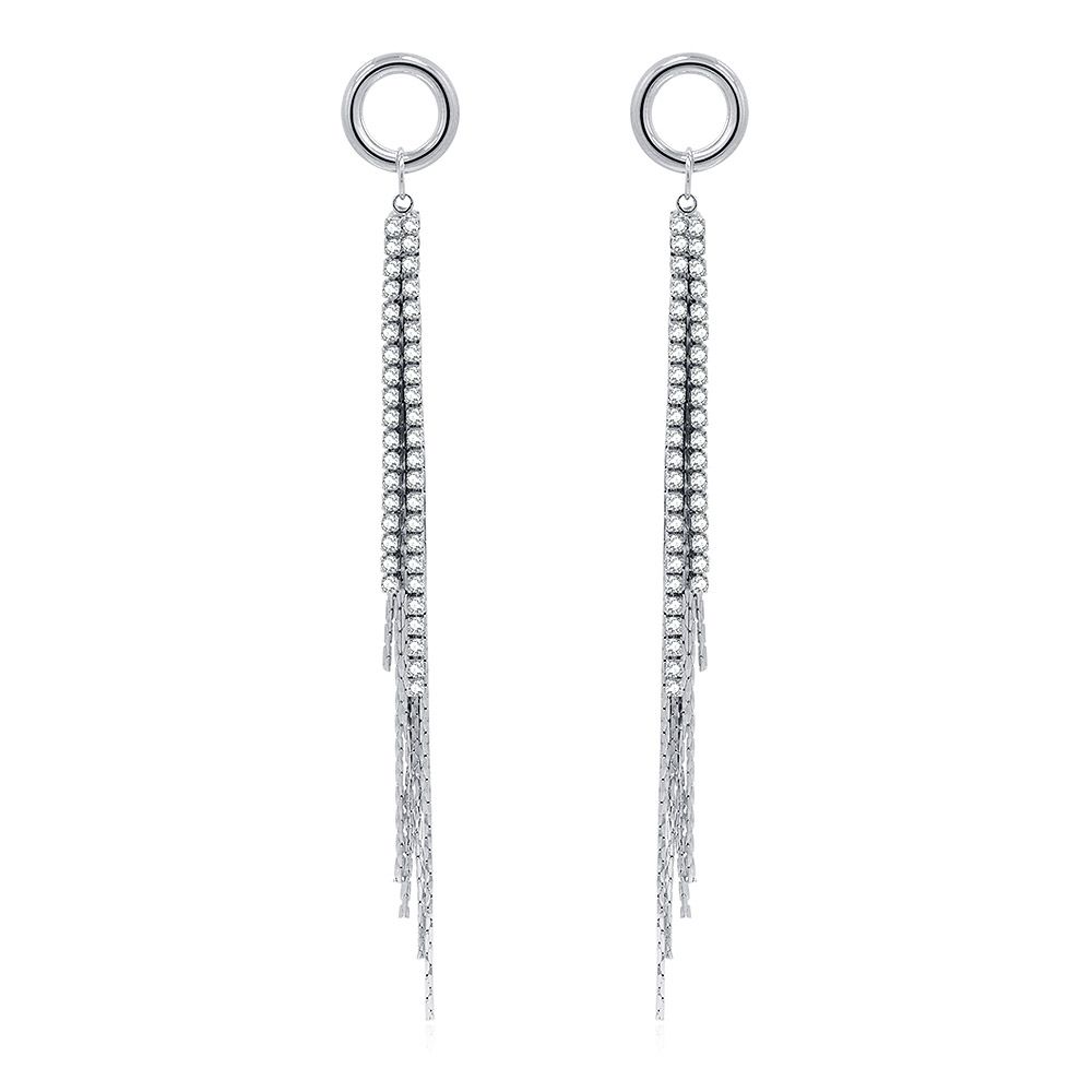 Un par de aretes de candelabro con borlas de cadena CZ, que presentan largas hebras de borlas de plata y piedras de circonita cúbica claras y brillantes, sobre un fondo blanco.
