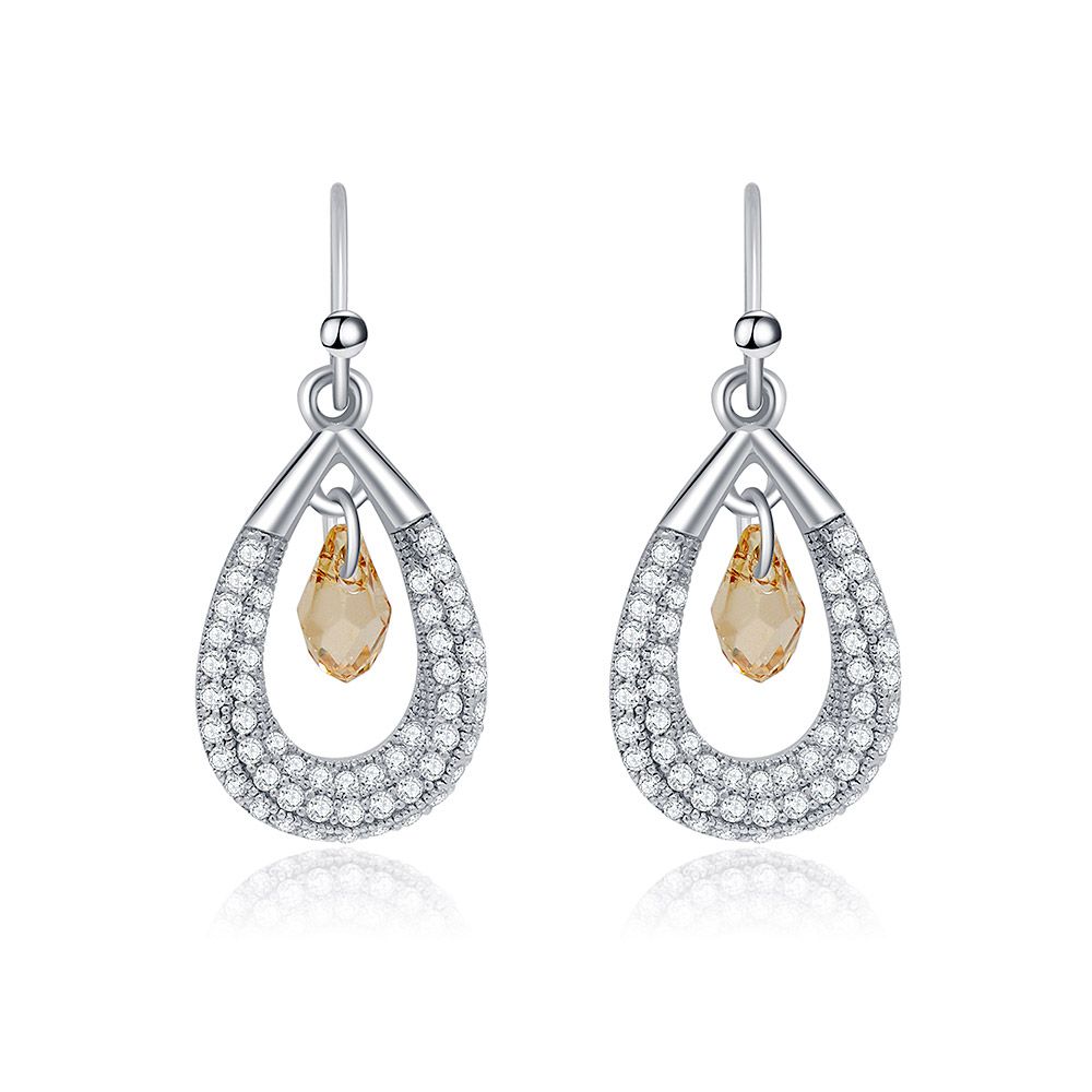 Un paio di orecchini con perline di cristallo scintillante Swarovski, con un design a goccia in argento sterling 925 placcato rodio con pavé di cristalli chiari e centri in topazio chiaro.