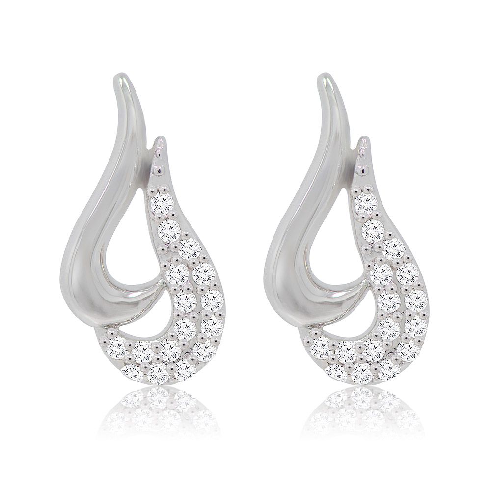 Une paire de boucles d'oreilles clous Swirls en argent en forme de goutte d'eau avec des embellissements en zircon cubique scintillants, présentée sur un fond blanc.