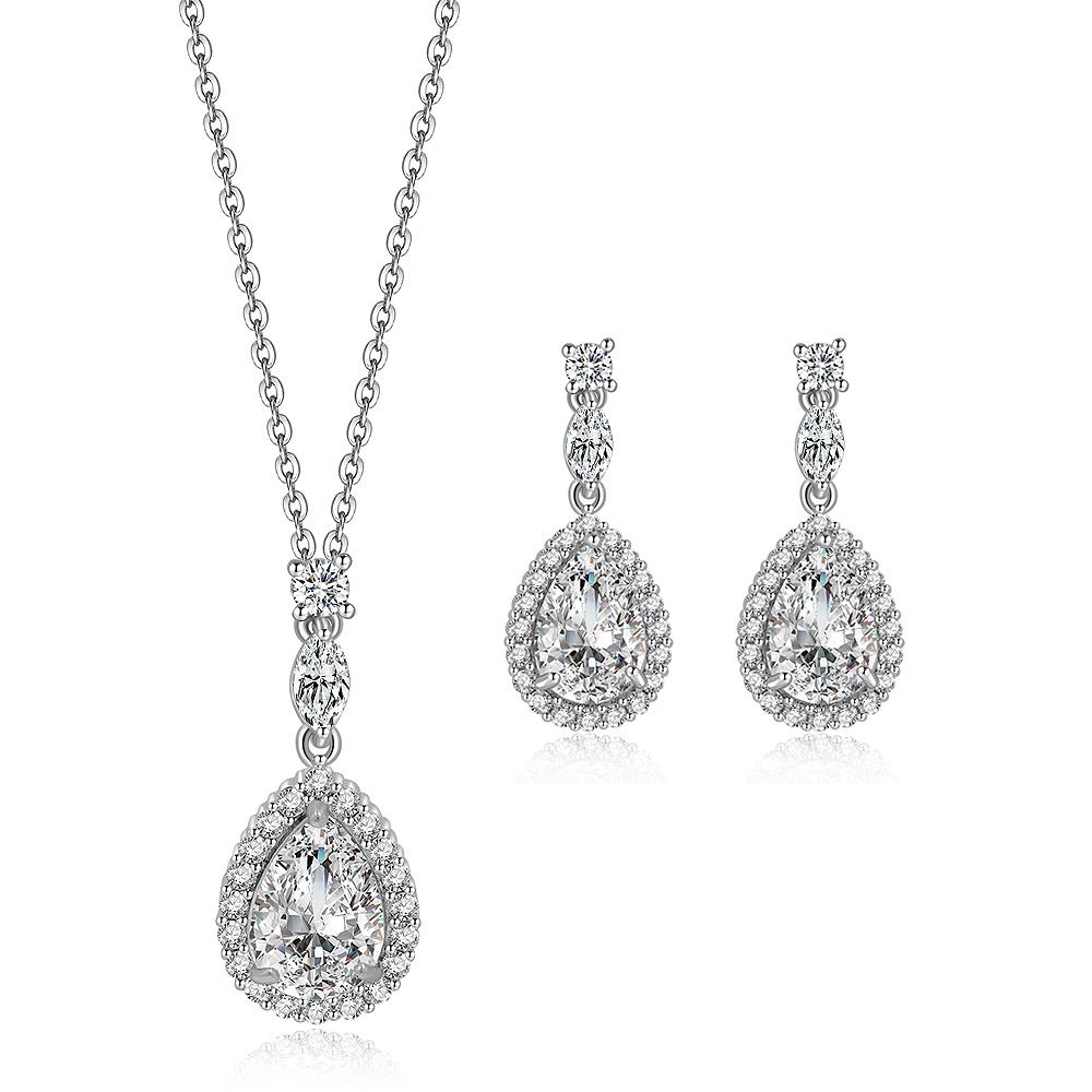 Ein komplettes Pear Drop Pavé Zirkonia-Schmuckset, das die Tropfenanhänger-Halskette und passende Ohrringe vor einem weißen Hintergrund zeigt.