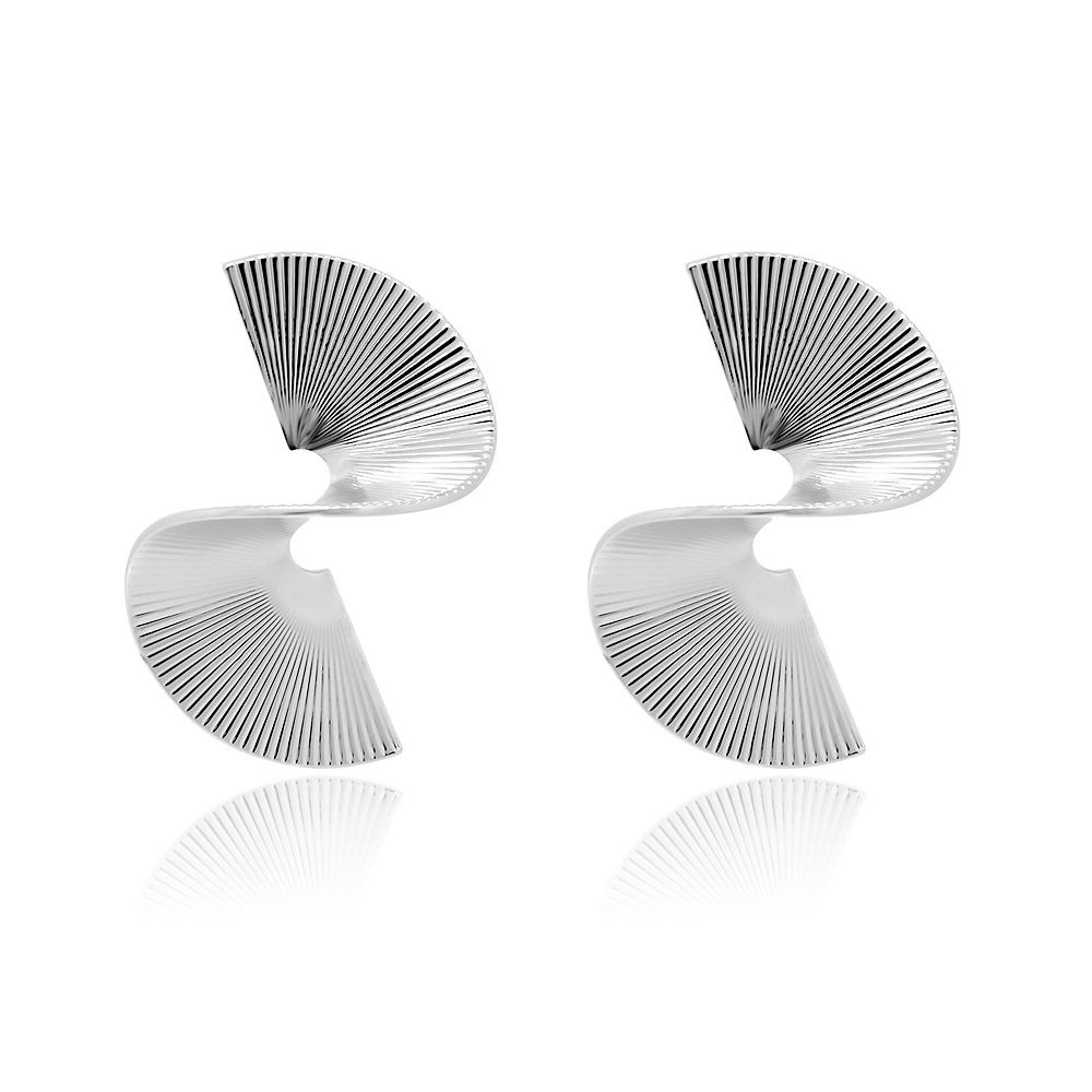 Une paire de boucles d'oreilles Simple Enfold Fashion en argent, mettant en avant leur design moderne, texturé et géométrique en forme d'éventail sur un fond blanc.