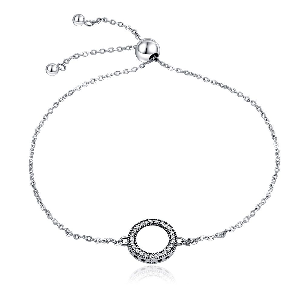 Una delicada pulsera de halo circular de CZ pavé en plata de ley 925, con un colgante circular con piedras de circonio cúbico brillantes en una cadena delgada.