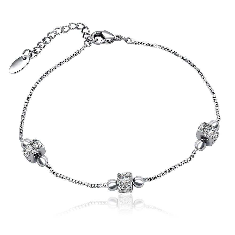 عرض كامل وواضح لسوار روديوم CZ Round Bijoux، يبرز طلاء الروديوم بلون الفضة، وسحر الزركونيا المكعبة المتلألئة، وإغلاق الكركند الآمن على خلفية بيضاء.