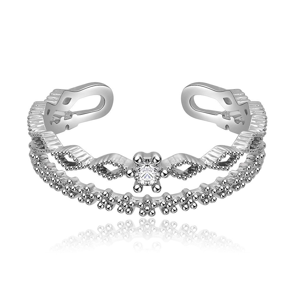 Vue de face de la bague ultra-fine empilable petite en finition argentée, mettant en valeur son zircon cubique central et son design de bande délicate.