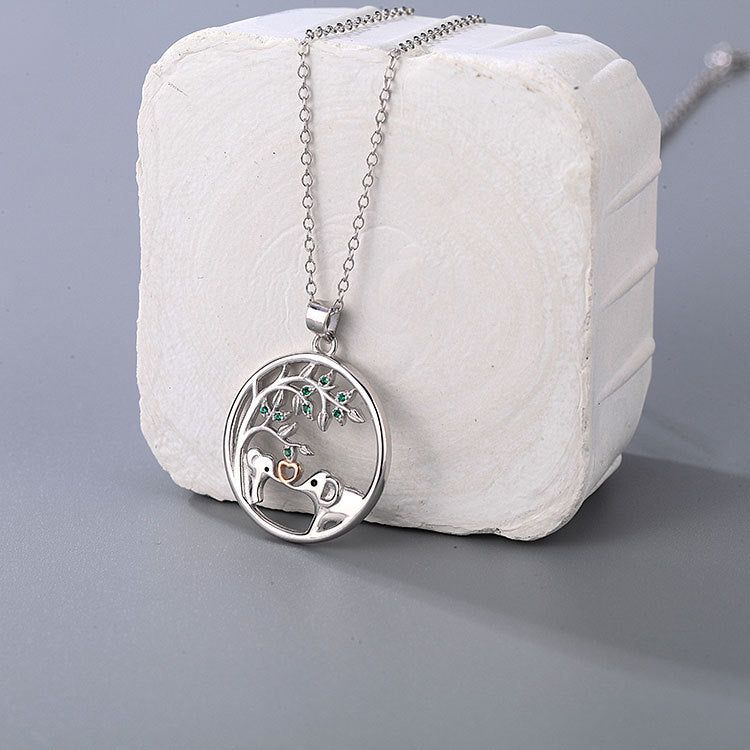 Un magnifique ensemble de colliers en argent sterling 925 avec des pendentifs éléphants, symbolisant le lien mère-fille.