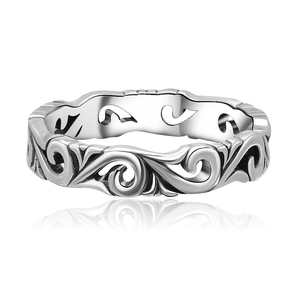 Una vista detallada del Anillo Retro Texturizado de Plata Esterlina S925, mostrando su intrincado patrón en forma de ola y acabado oxidado.