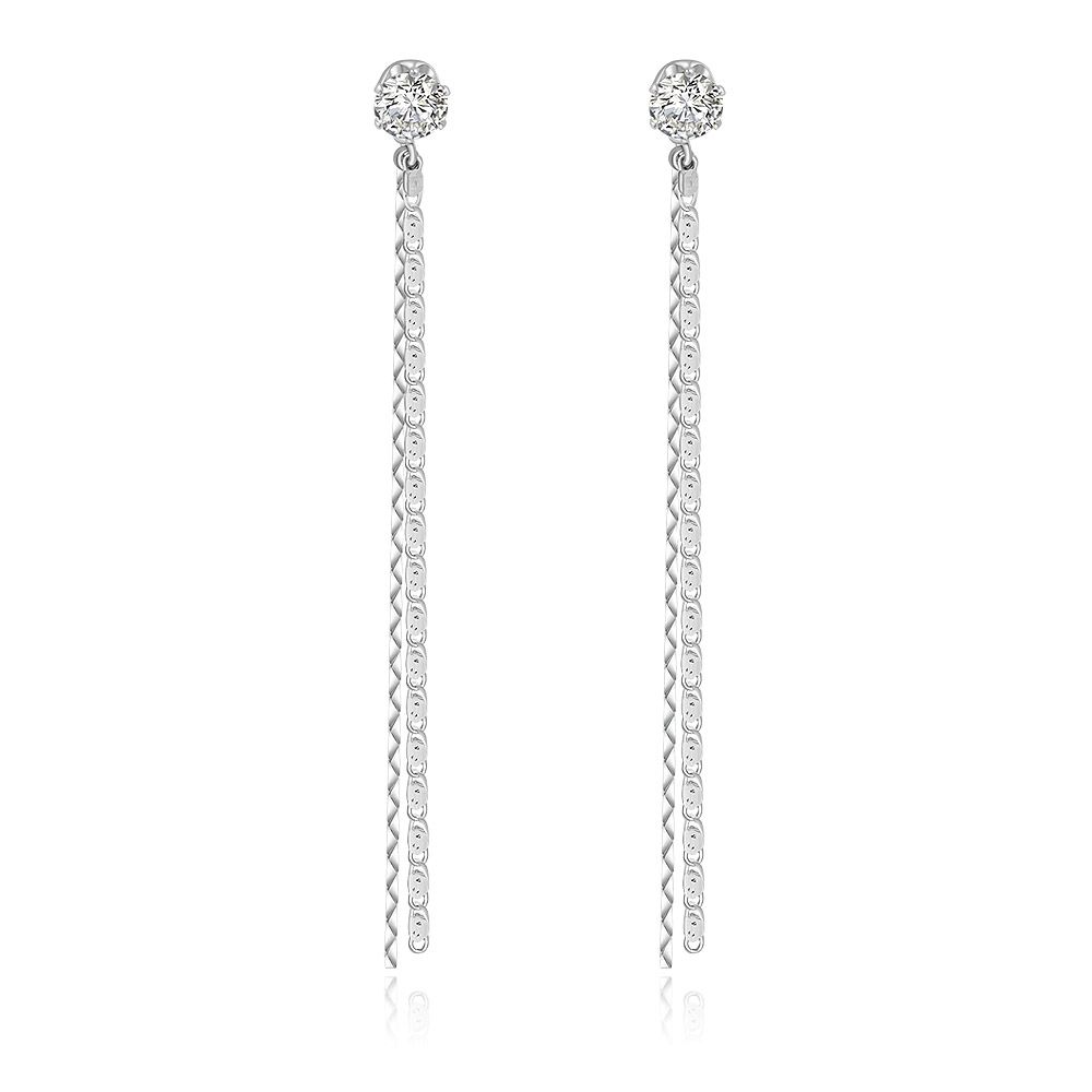 Un par de pendientes largos de cadena de CZ con un acabado de rodio, que presentan un diseño de cadena ondulante colgante y piedras de zirconia cúbica claras.