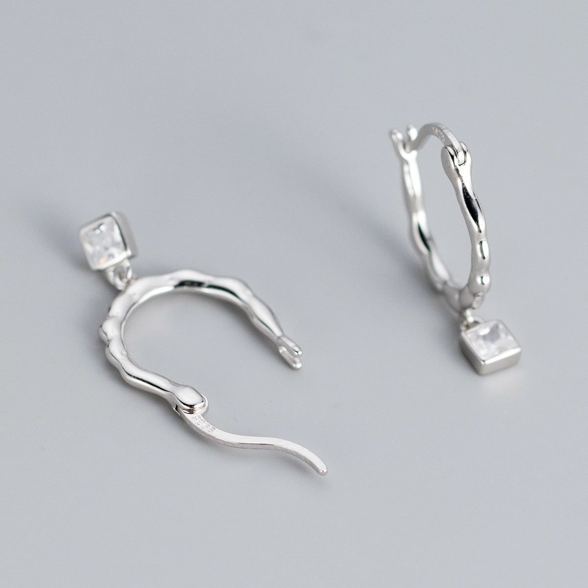 Boucles d'oreilles torsadées en argent sterling 925 élégantes avec une pierre précieuse en zircon à coupe carrée étincelante.
