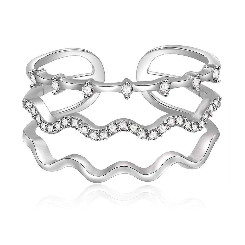 Trois bagues en zircon cubique Double Wave plaquées rhodium, mettant en valeur le design ondulé élégant et les pierres en zircon cubique blanc étincelantes.