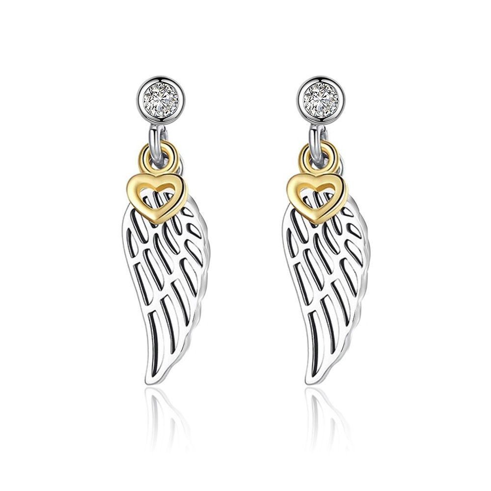 Un paio di orecchini con ciondoli a forma di ali e cuore, con un design di ali d'argento e un accento di cuore d'oro e pietre di zirconia cubica scintillanti, su uno sfondo bianco pulito.