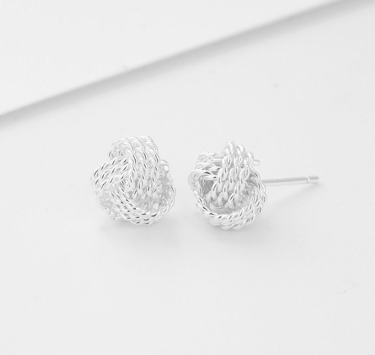Un paio di orecchini a perno a sfera intrecciati in argento sterling 925, che mostrano il design attorcigliato intricato su uno sfondo bianco.