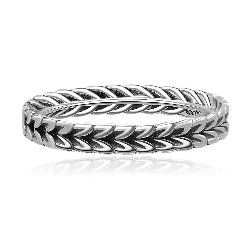 Un primer plano del Anillo de Banda de Hoja Pulida Baño de Plata, mostrando su intrincado diseño de hoja tejida en plata esterlina 925 con un acabado oxidado.