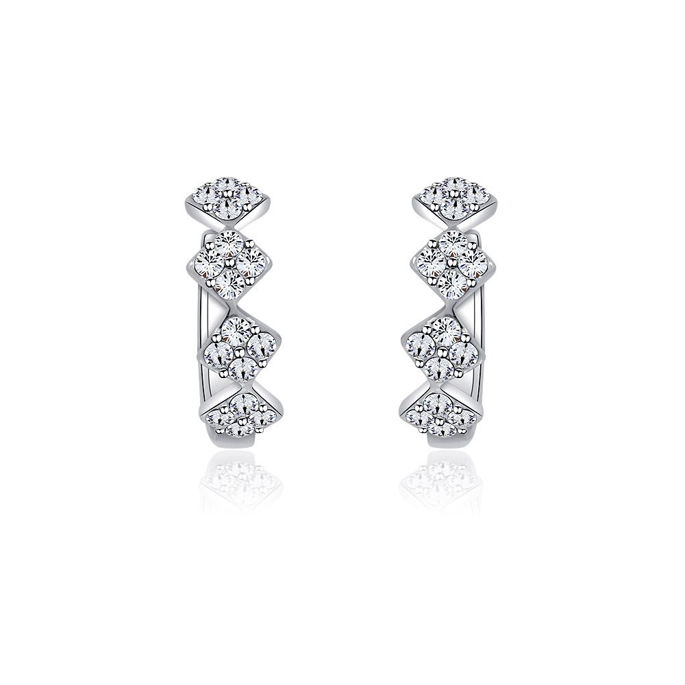 Pendientes de aro Huggie de 10 mm con un diseño moderno en zigzag, chapados en rodio y adornados con brillantes piedras de circonio cúbico.