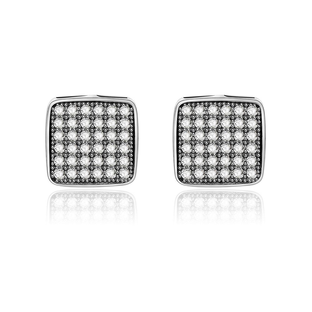 Um par de brincos de studs quadrados com pavé em prata esterlina 925, apresentando uma grade de pedras de zircônia cúbica branca brilhante.