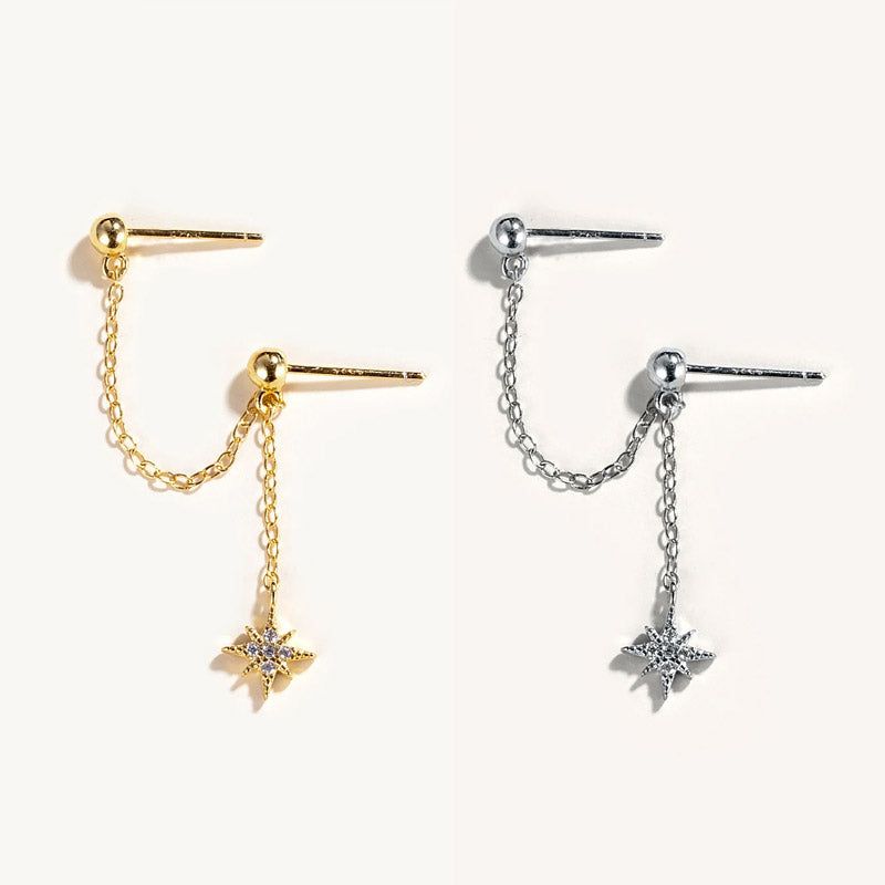 Un paio di orecchini pendenti a stella con catena in argento sterling 925, mostrati sia in finitura dorata che argentata su uno sfondo bianco.