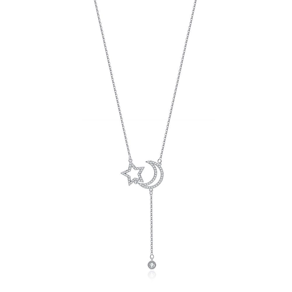 Un primo piano della collana pendente Luna Stella in rodio, che mostra i brillanti zirconia cubici sui charm celestiali.