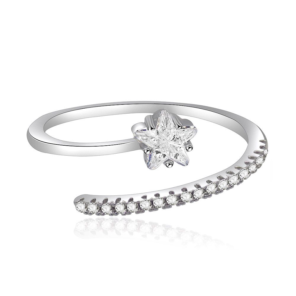 En närbild av den stapelbara Solitaire Princess-Cut Star Ring, som visar dess unika stjärnformade cubic zirconia mittpunkt och den delikata rhodiumbelagda mässingsringen.