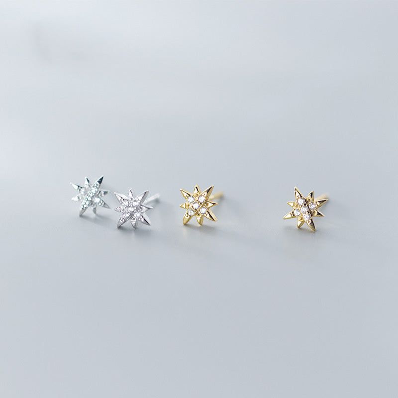 Set di orecchini a perno mini starburst in argento sterling 925 con CZ, che mostra sia le opzioni in argento che in oro placcato con pietre trasparenti scintillanti.