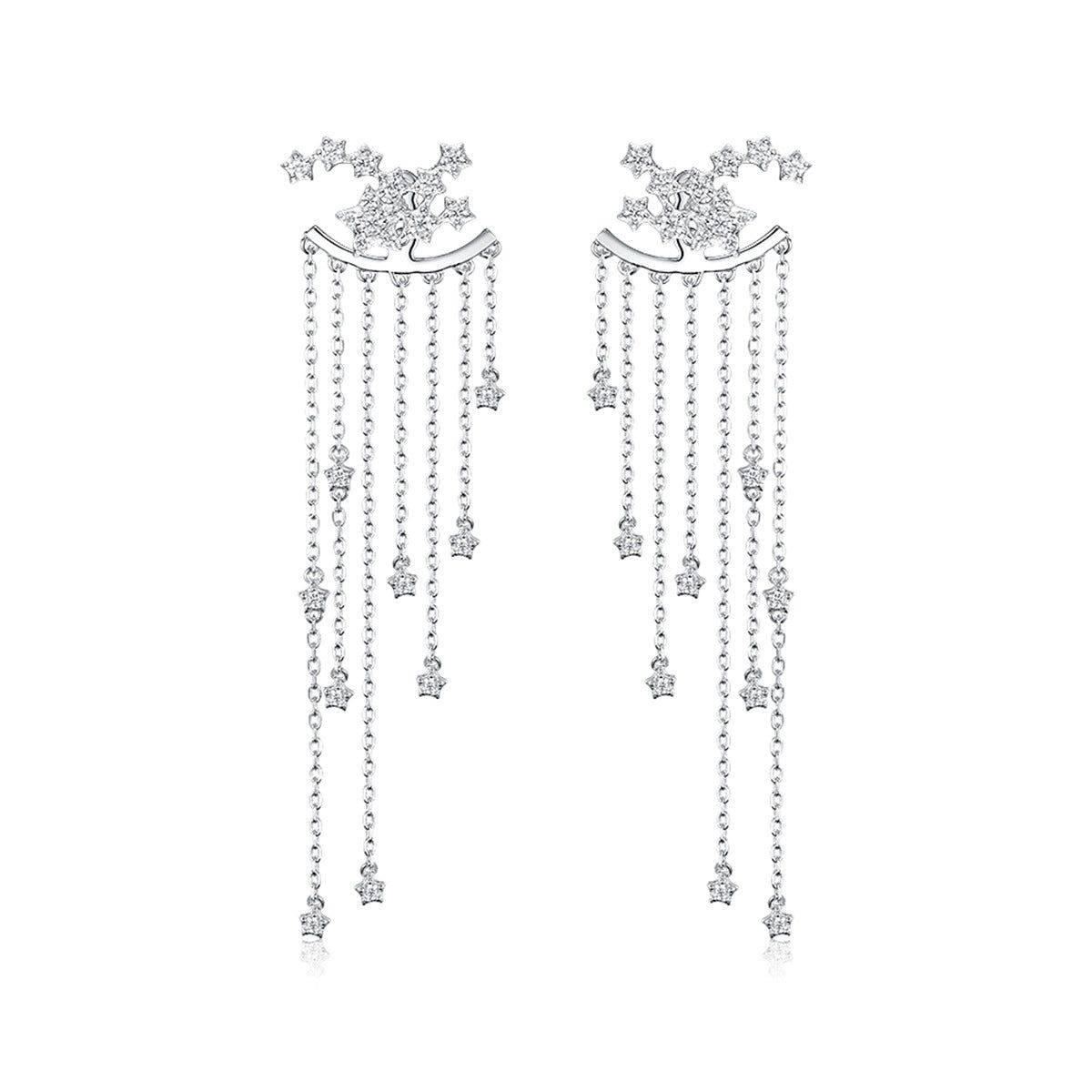 Scatto di prodotto in studio degli orecchini a goccia con frange a stella in argento sterling 925 con zirconia cubica scintillante e lunghi ganci posteriori a catena.