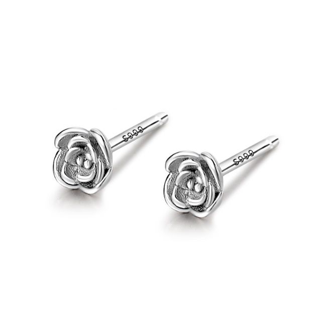 Un primo piano dettagliato dell'orecchino a bottone a forma di rosa in argento sterling 925, che mostra il design intricato dei petali e la finitura argentata lucida.