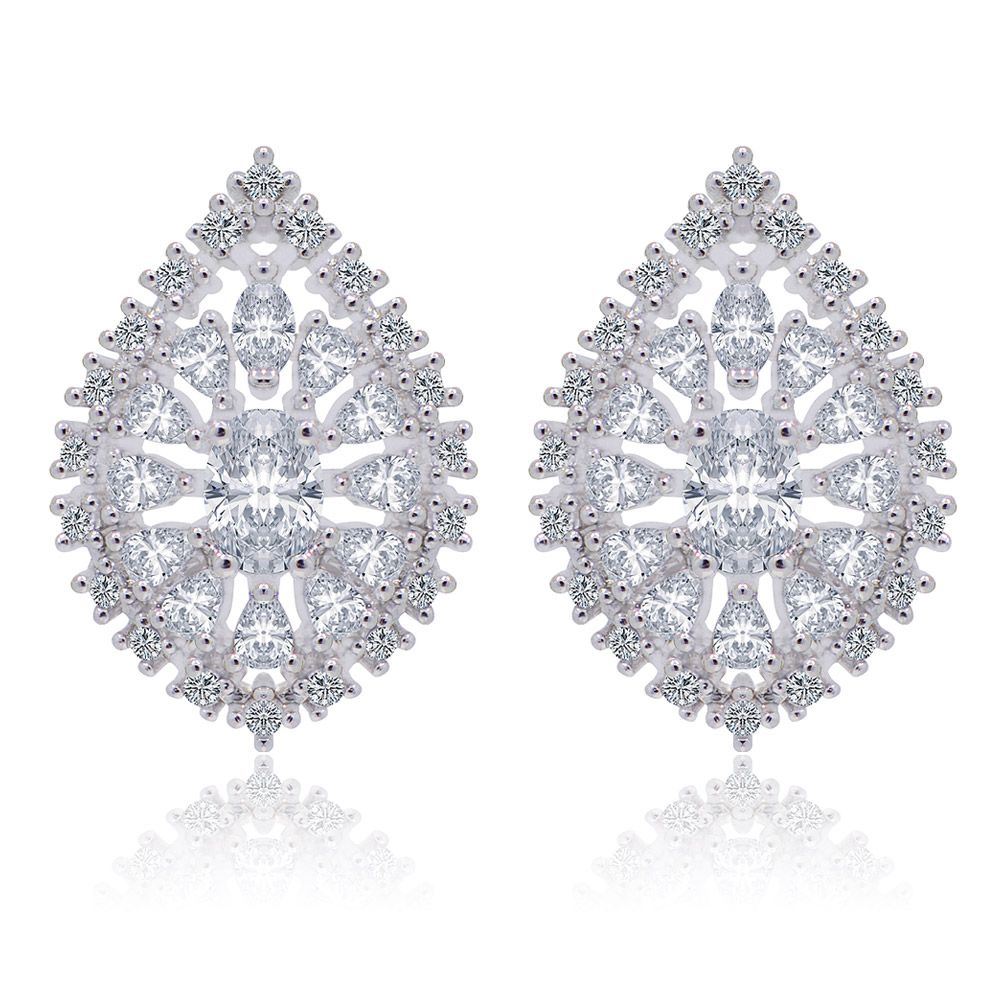 Um close dos brincos de pérola perfeita, exibindo o intrincado design em forma de gota com uma grande pedra central de zircônia cúbica cercada por pedras menores brilhantes, montadas em latão banhado a ródio.