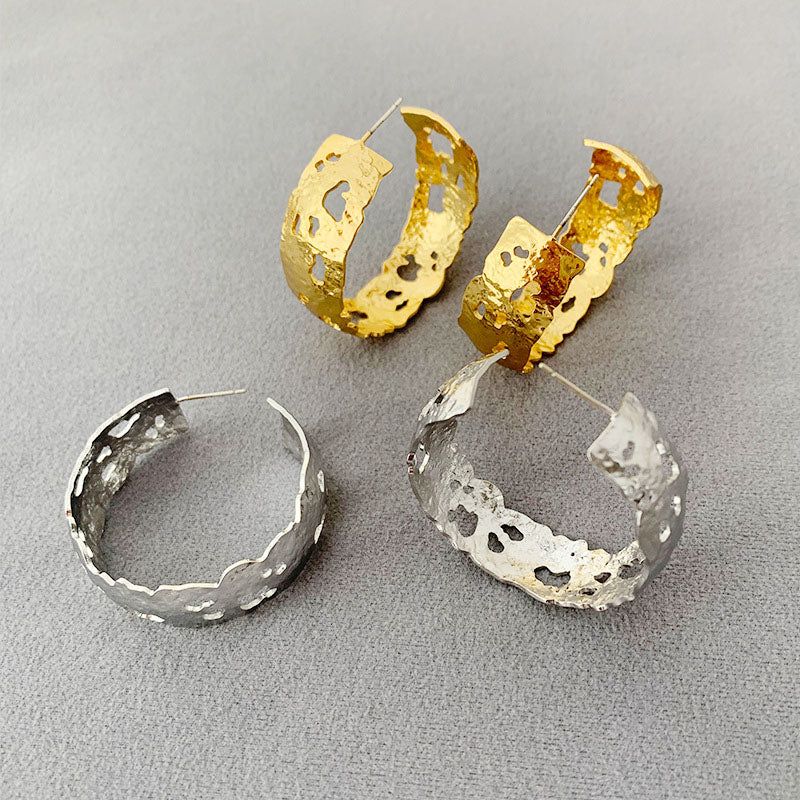 Un set di tre orecchini a cerchio a forma di C in ottone gotico con design testurizzati e ritagliati unici, disponibili in finiture oro e argento.