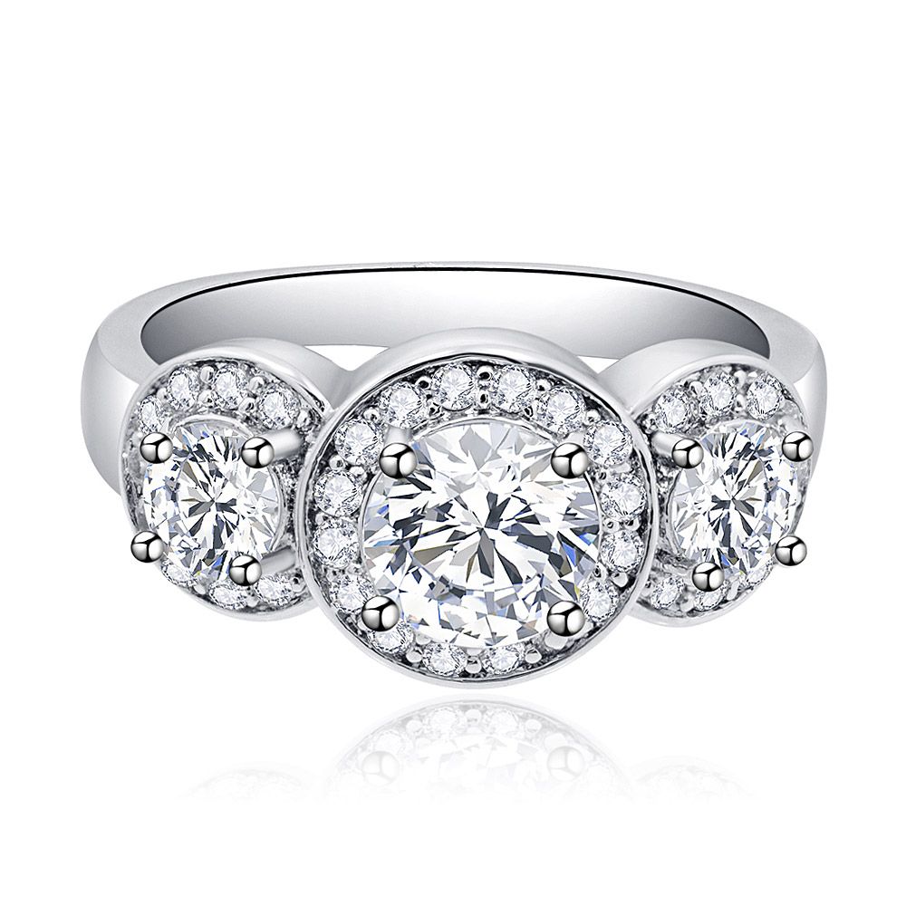 Vue de face de la bague en zirconia à trois pierres LOVE, présentant trois pierres en zirconia taillées en rond brillantes sur un bandeau plaqué rhodium, symbolisant l'amour éternel.
