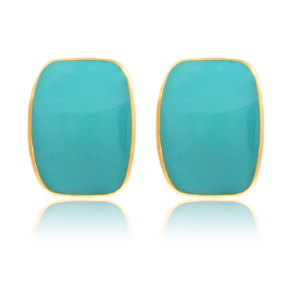 Een paar Emaille Cubic Square Elegante Turquoise Studs met een levendige turquoise epoxy centrum en gepolijst goudkleurig messing trim, weergegeven tegen een schone witte achtergrond.