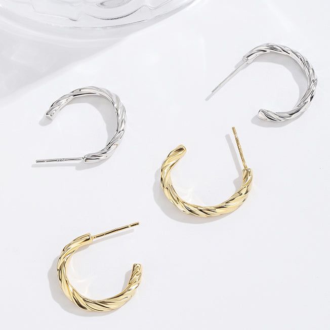 Een collectie van 925 sterling zilveren gedraaide knoop C-vormige oorbellen, weergegeven in zowel gepolijst zilver als stralend gouden afwerkingen.