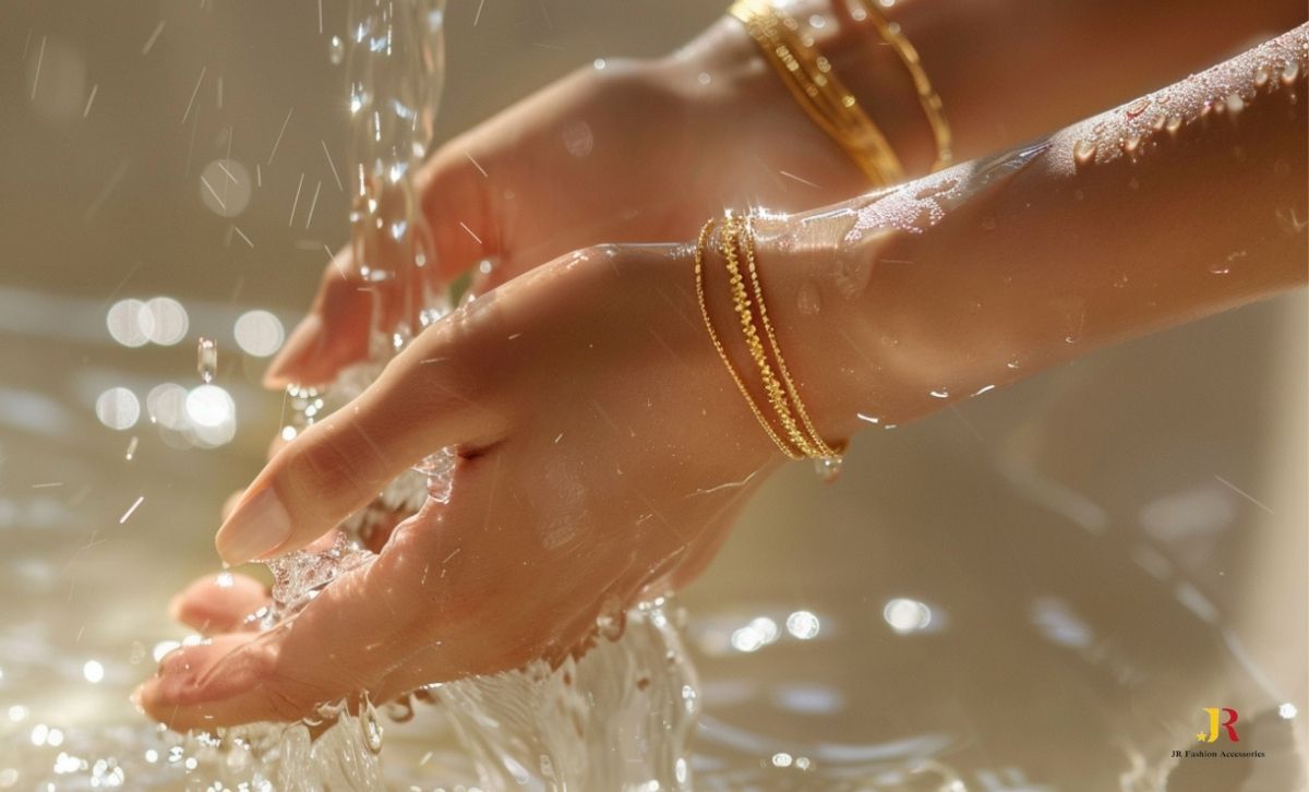 Primo piano di mani che indossano bracciali in acciaio inossidabile dorato immersi in acqua cristallina, dimostrando la qualità impermeabile dei gioielli.