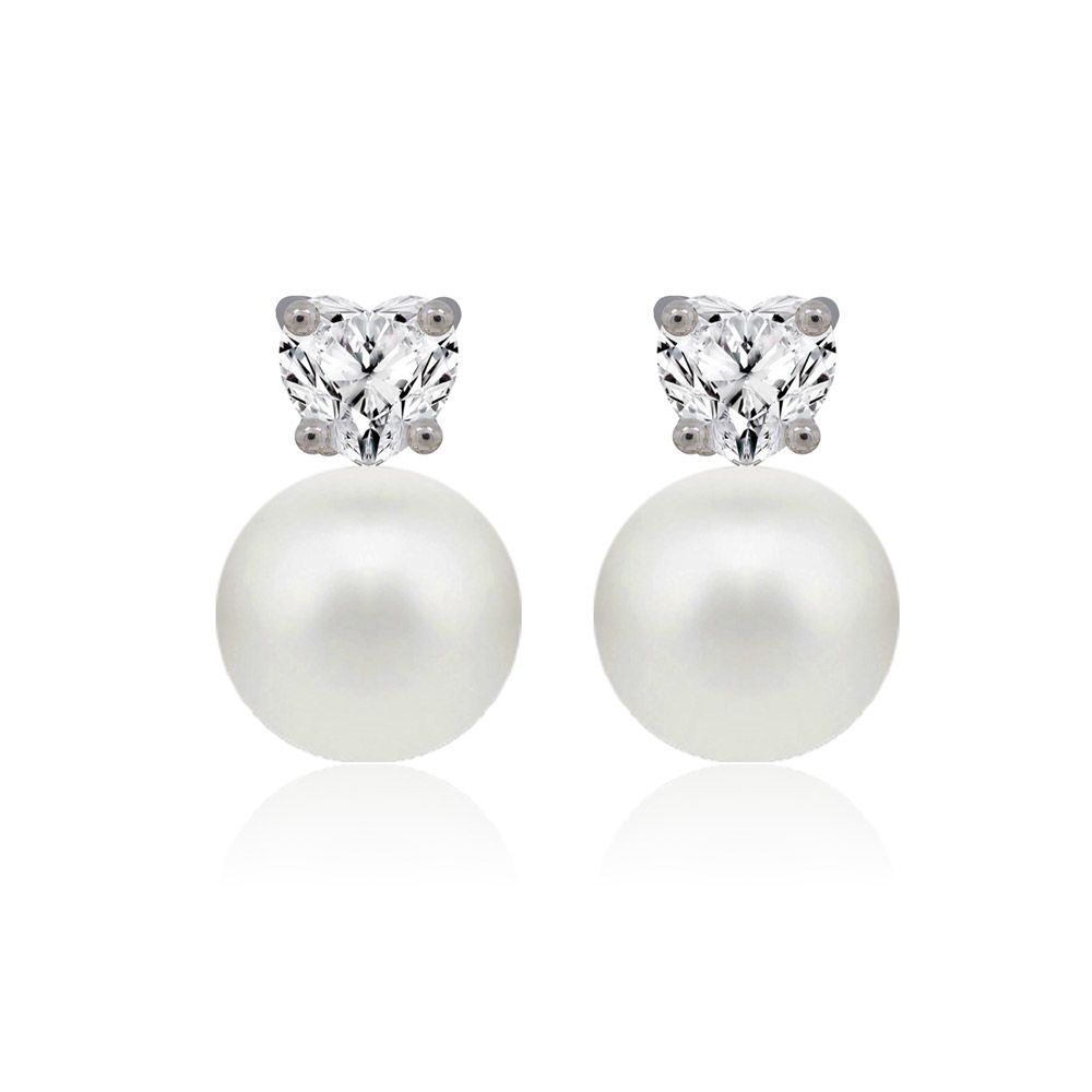 Boucles d'oreilles en perles CZ en forme de cœur avec une perle blanche proéminente et un zircon cubique en forme de cœur étincelant dans un sertissage plaqué rhodium.