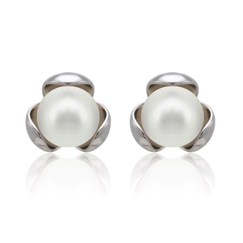 Vue de face de l'élégante boucle d'oreille Flower Loop, présentant une perle en verre blanc intégrée dans un design floral en laiton plaqué rhodium.