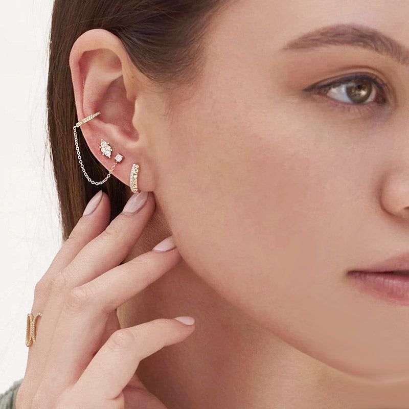 Een model dat de elegante 925 sterling zilveren zircon kettinglink oorclips toont, waarbij hun stijlvolle ontwerp wanneer gedragen wordt benadrukt.