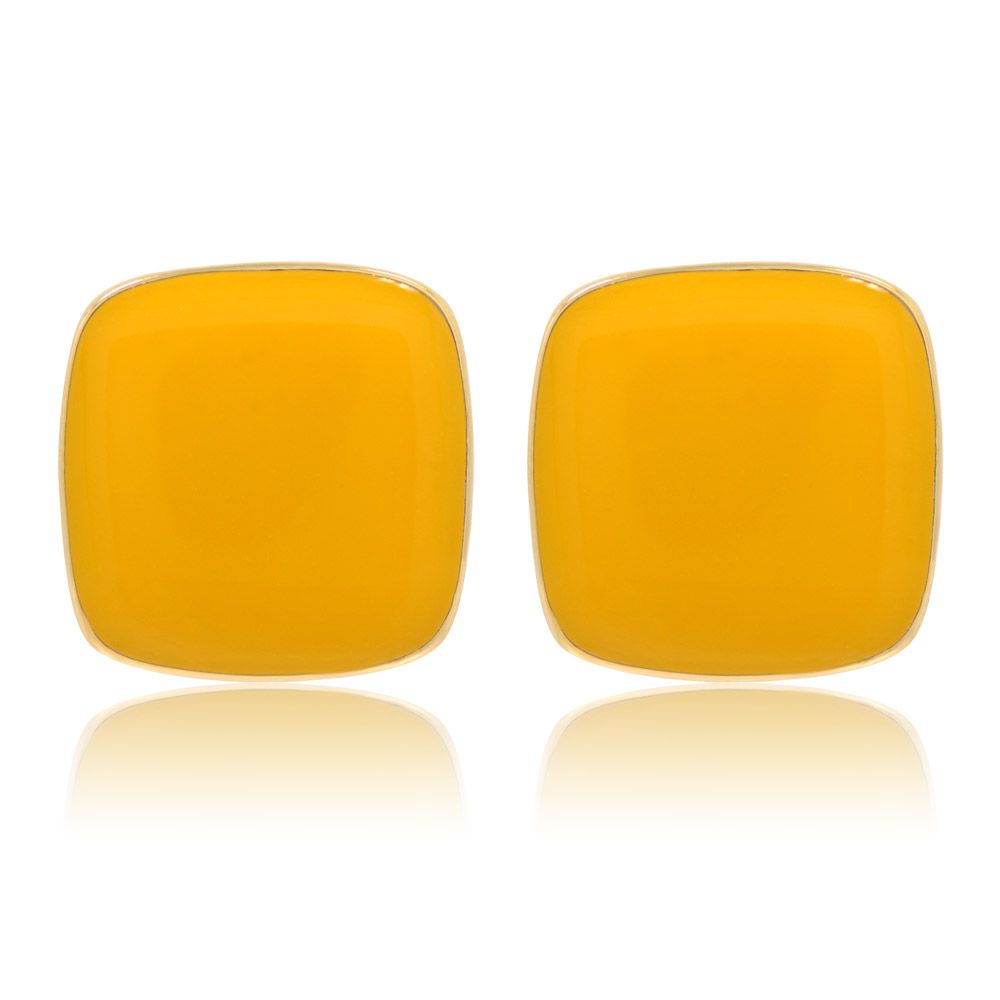 Un par de Pendientes Cuadrados Elegantes de Esmalte Sunshine, con un vibrante acabado de epoxi amarillo sobre latón chapado en oro con elegante ribete dorado.