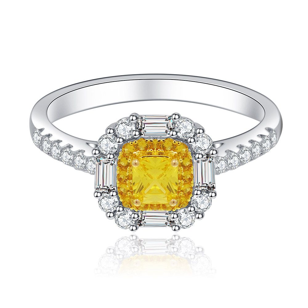 Vue de face de la Bague Émpress Luminante, une bague en laiton bicolore haut de gamme mettant en avant une pierre en zircon cubique jaune entourée de pierres en CZ blanches.