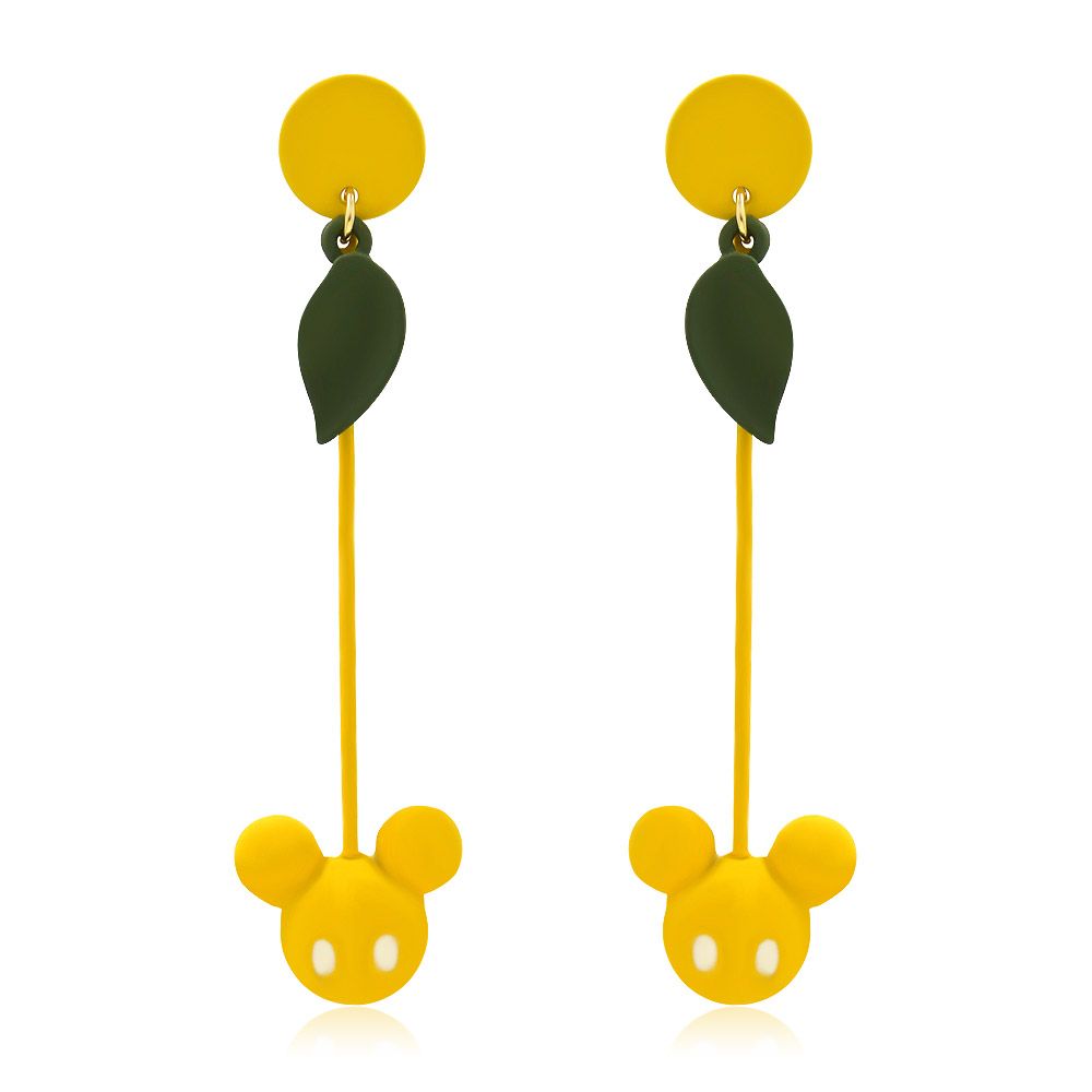 Un par de bonitos pendientes colgantes de Disney en amarillo con detalles de hojas verdes, que presentan un diseño de cabeza de Mickey Mouse.