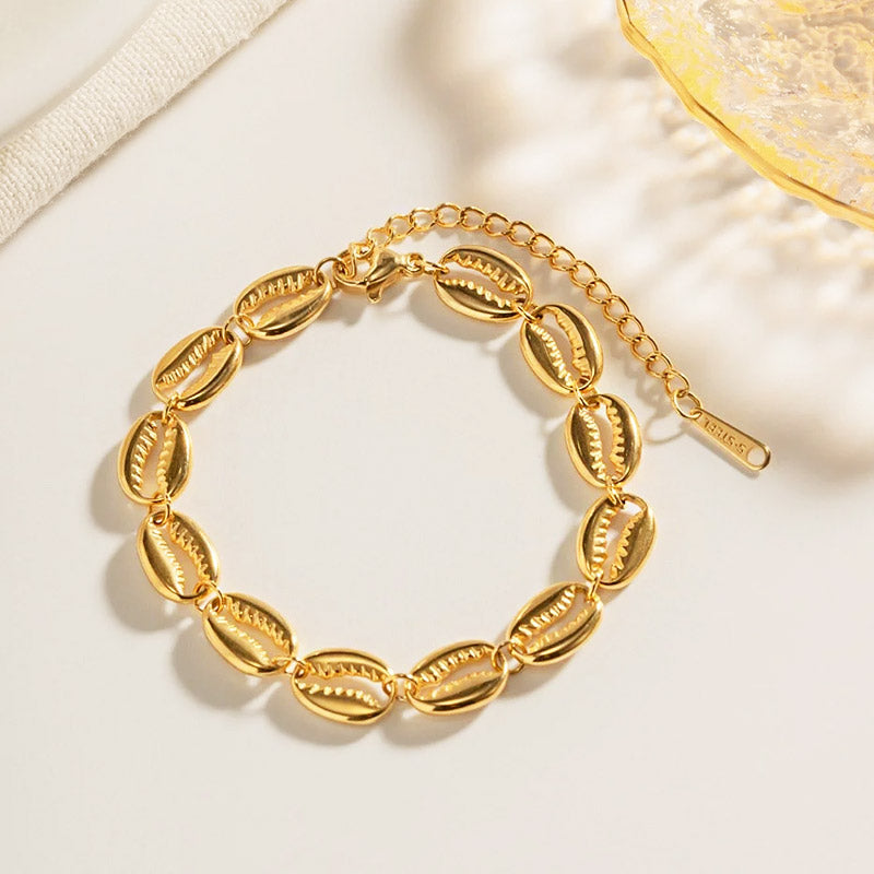 A detailed view of the 18K gold-plated stainless steel bracelet featuring delicate seashell-shaped links, perfect for beach-themed jewelry.