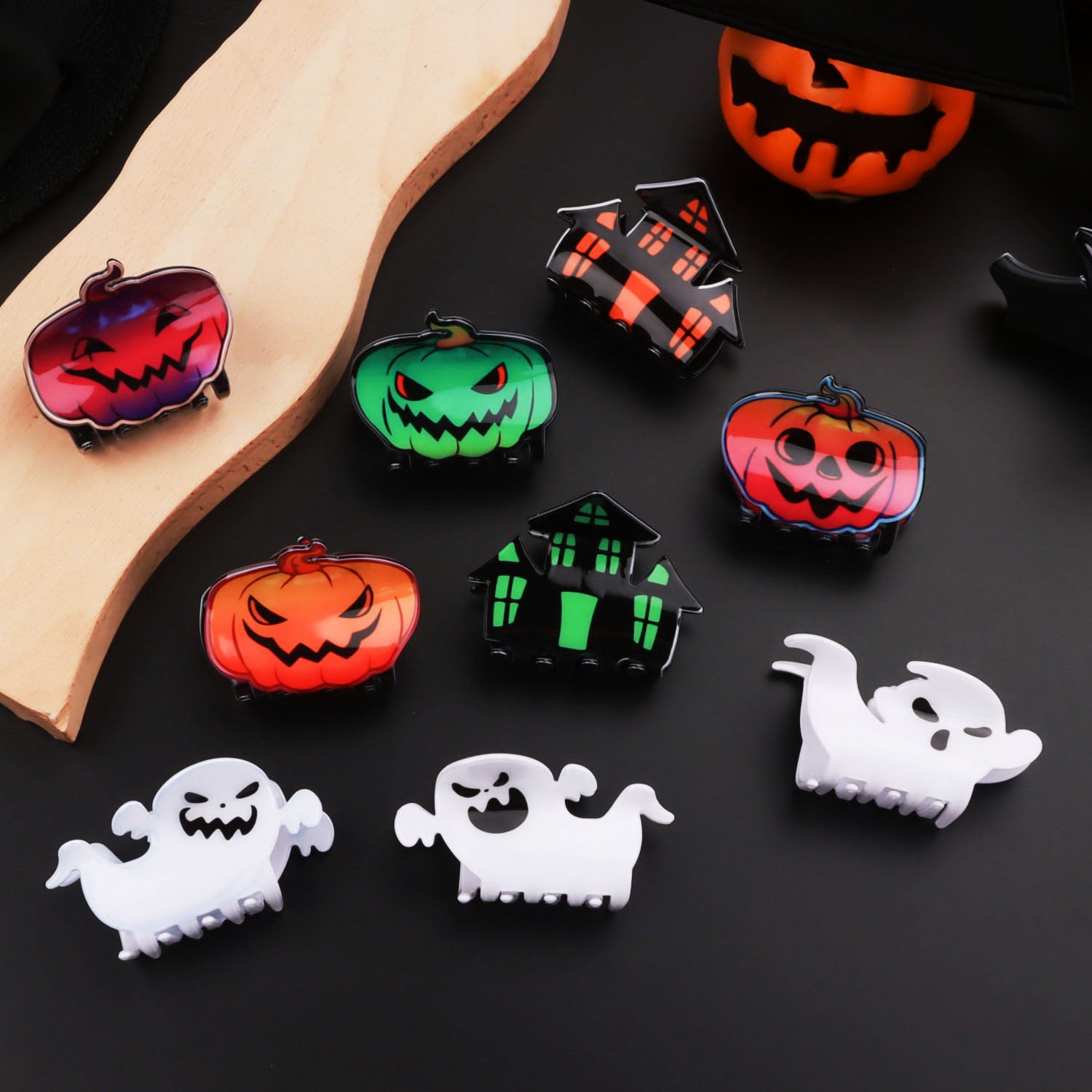 A collection of Halloween-themed hair clips featuring pumpkin, ghost, and haunted house designs, perfect for parties and cosplay.