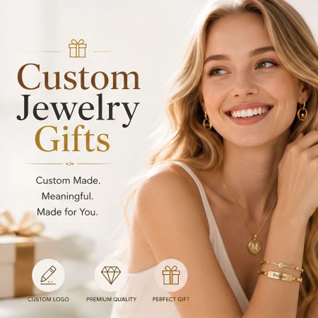 Vrouw die op maat gemaakte gouden juwelen cadeaus draagt. B2B premium gepersonaliseerde kettingen en armbanden met op maat gemaakte logo-engraving.