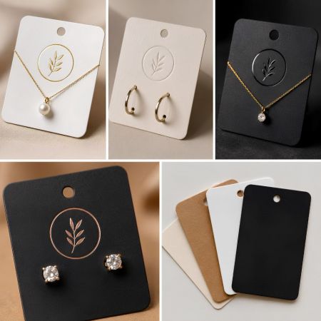 Aangepaste sieraden displaykaarten met premium gouden folie-stempeling en debossed logo afwerkingen op groothandels achterkaarten.